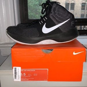 Boys Nike basketball sneakers excellent condition